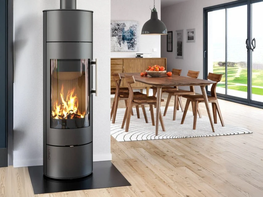 Couple de personnes âgées enlacées sur un canapé dans un salon lumineux, exprimant tendresse et complicité