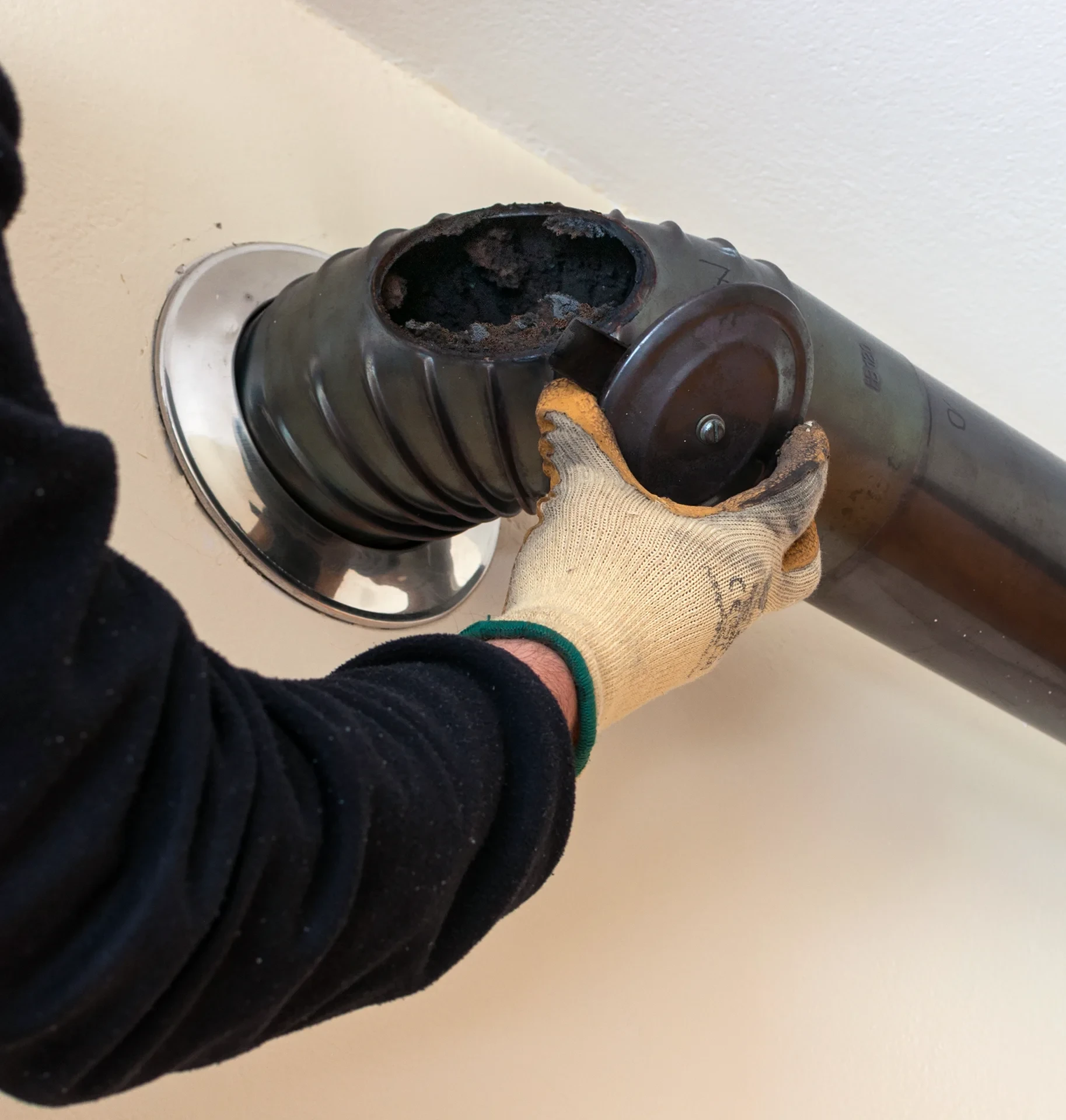 Nettoyage de vitres à l'intérieur d'un bâtiment, raclette professionnelle rouge et noire en action sur une fenêtre à carreaux