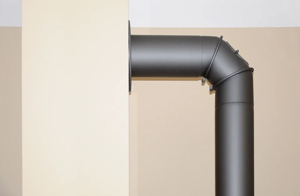 Intérieur résidentiel avec installation de conduit de cheminée ou poêle