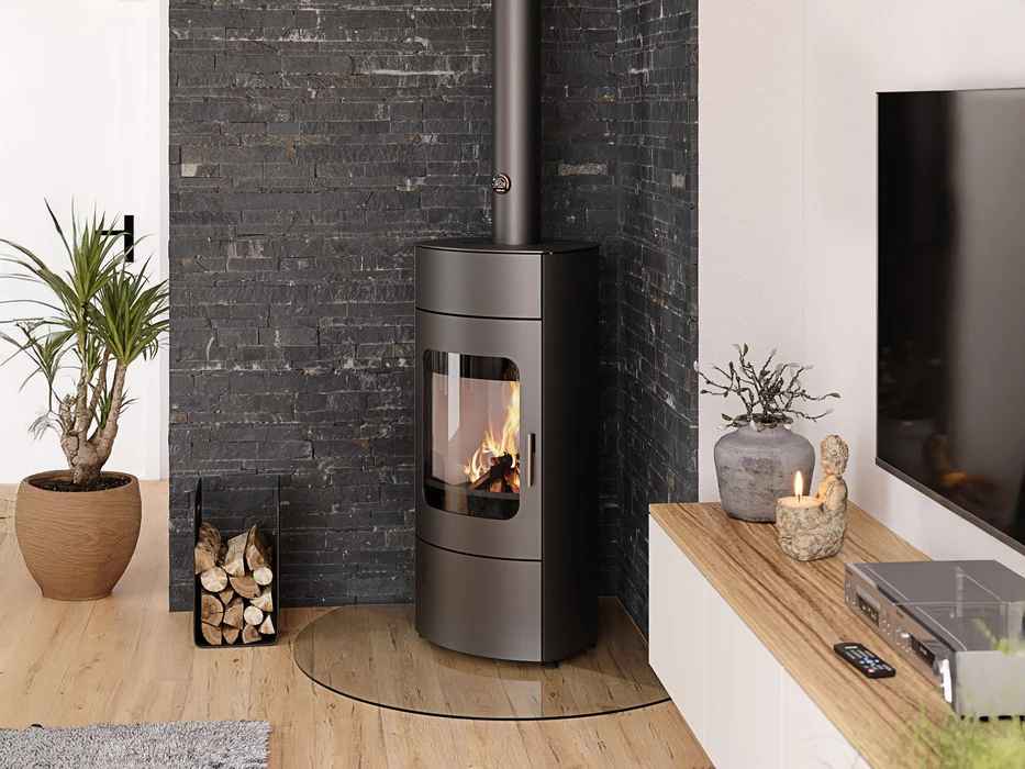 Cheminée moderne encastrée dans mur en béton apparent avec feu de bois actif