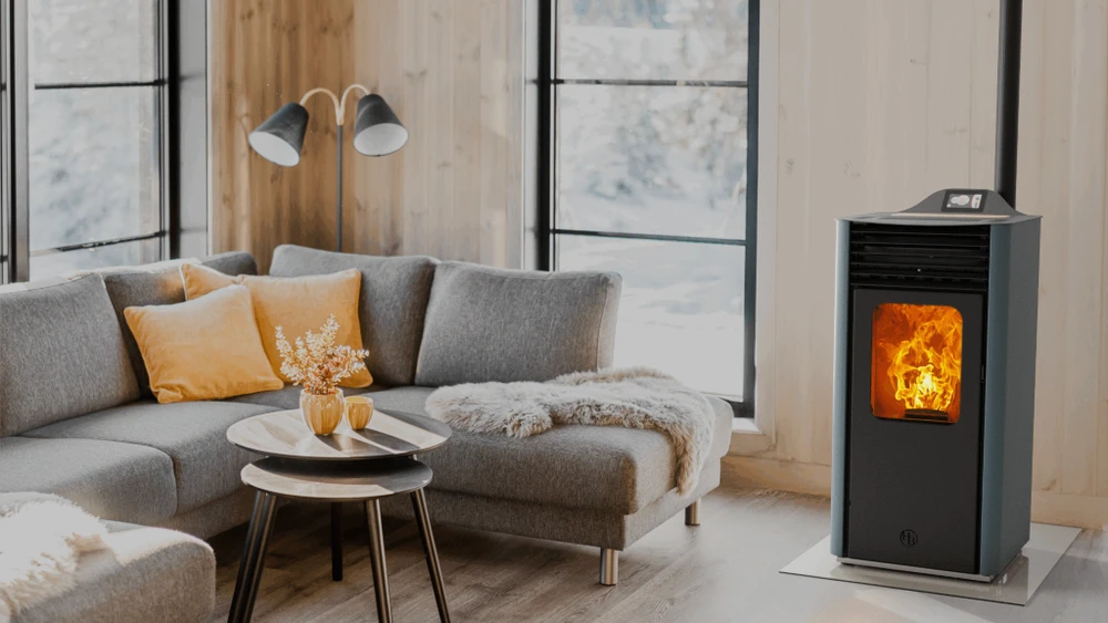 Intérieur moderne avec poêle à bois cylindrique en acier inoxydable, flammes visibles à travers vitre panoramique