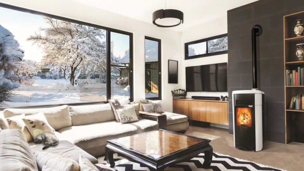 Intérieur moderne avec poêle à bois en fonctionnement, flammes visibles à travers la vitre