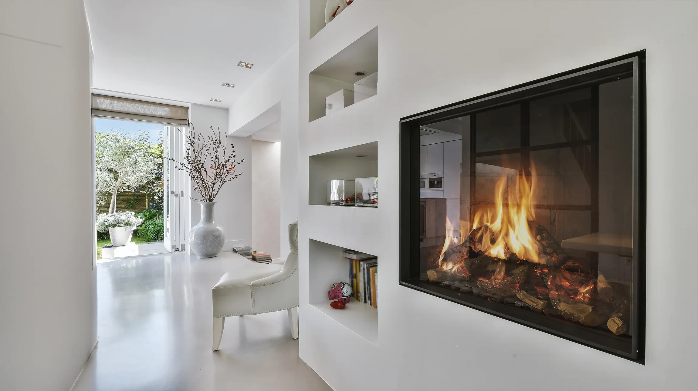 Intérieur résidentiel avec cheminée en fonctionnement dans un salon aux murs orange vif