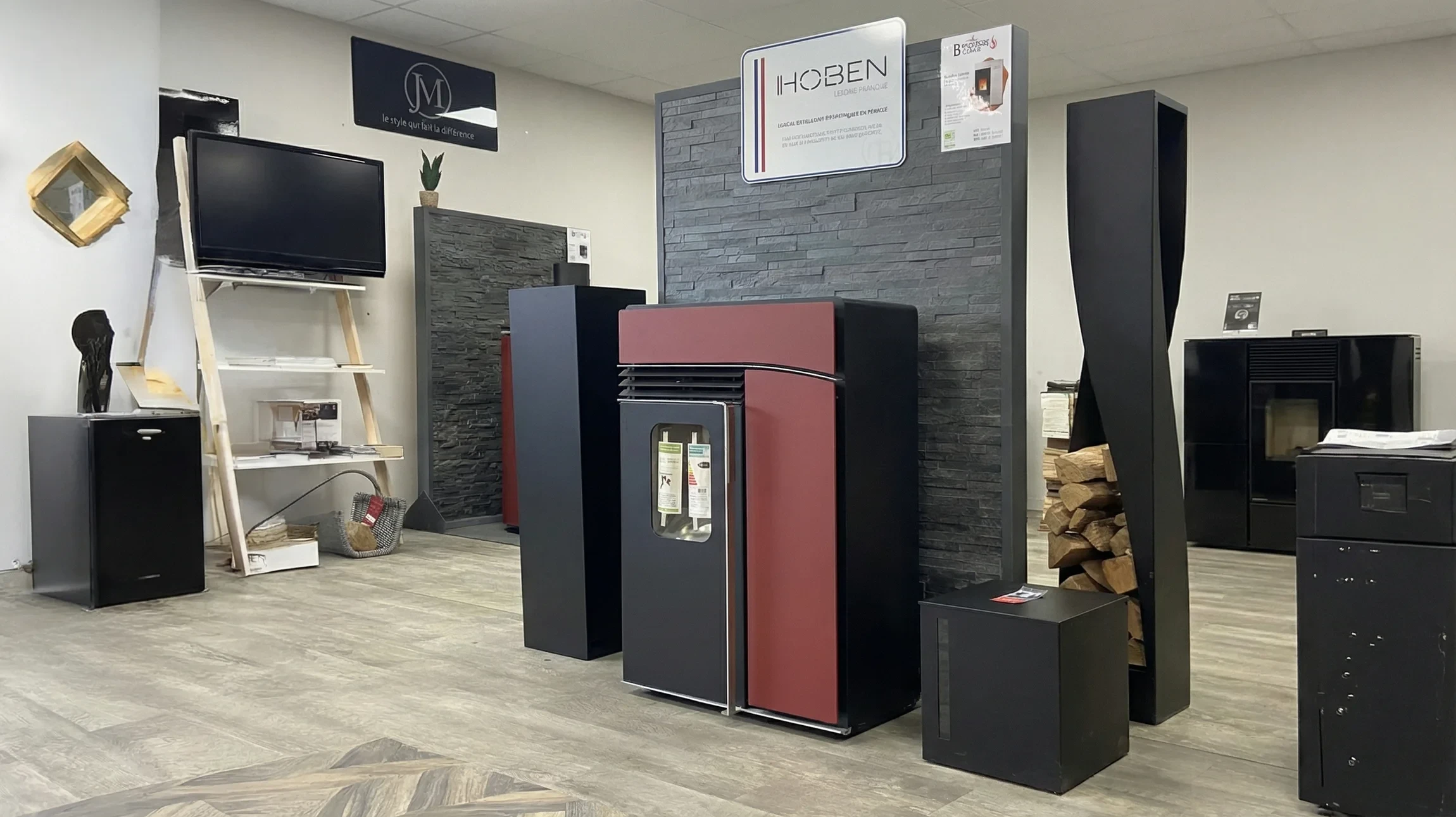 Intérieur cosy avec cheminée électrique allumée, panier en osier rempli de granulés de bois, pieds en chaussettes près du foyer