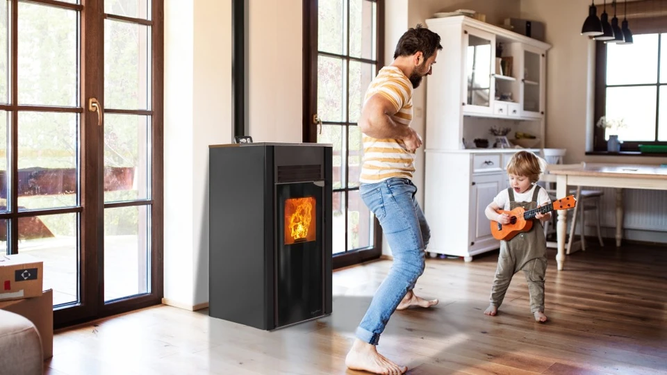 Intérieur en cours de rénovation avec cheminée à foyer fermé en installation