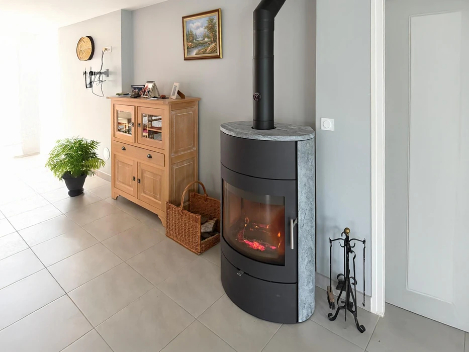 Intérieur résidentiel avec cheminée moderne en fonctionnement