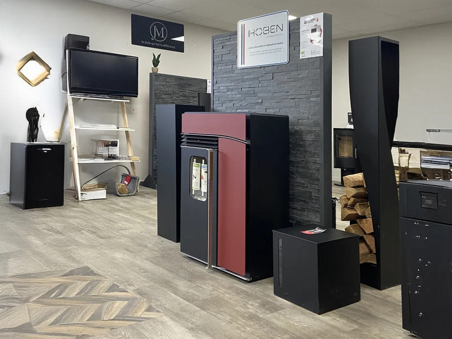 Intérieur moderne avec poêle à bois noir en fonctionnement, flammes visibles dans le foyer vitré