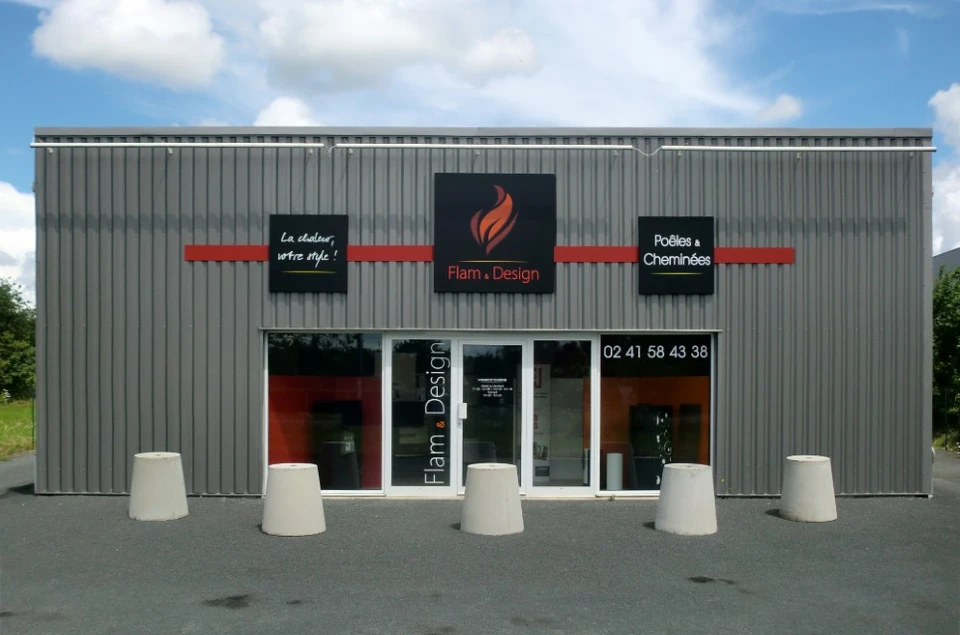 Int&eacute;rieur moderne avec po&ecirc;le &agrave; bois cylindrique gris anthracite sur pied, flammes vives visibles &agrave; travers la vitre panoramique