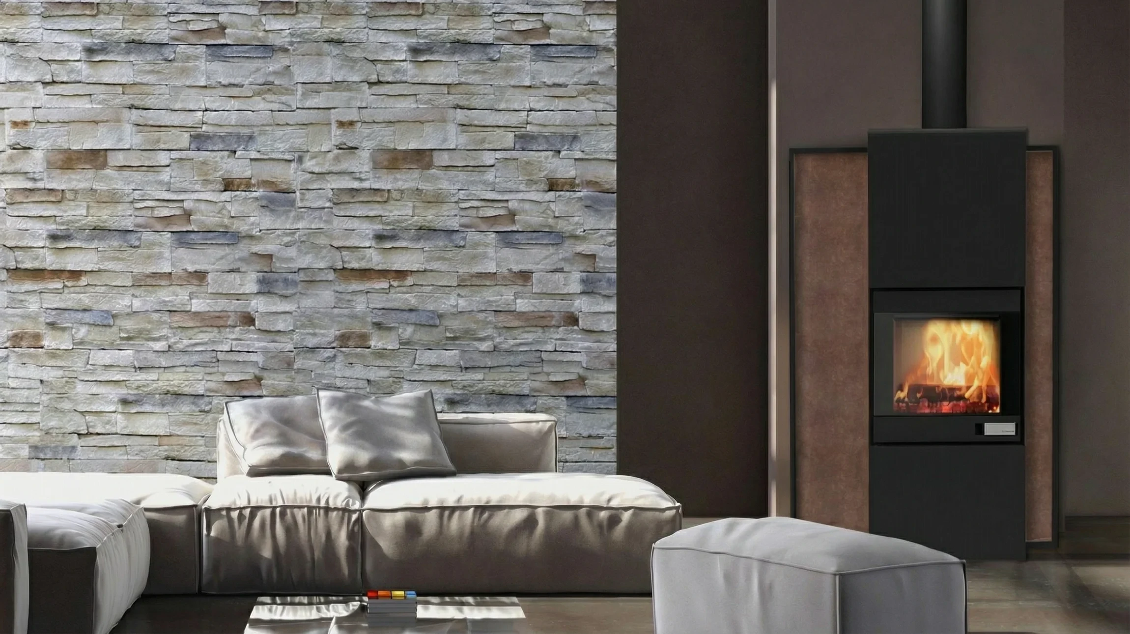 Grand angle de granulés cylindriques en bois éparpillés sur une table en bois près du bouleau haché et des briquettes de bois de chauffage en chêne et de biocarburants dans la nature